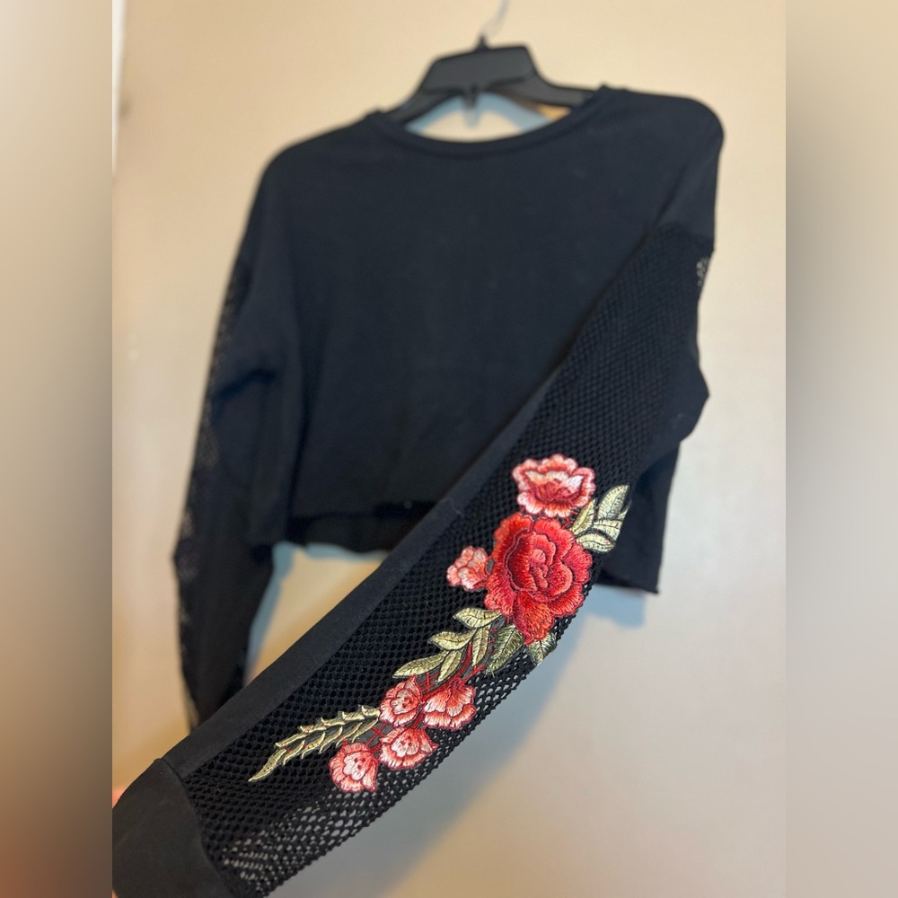Forever 21 Cropped Appliqué Sleeve Pullover